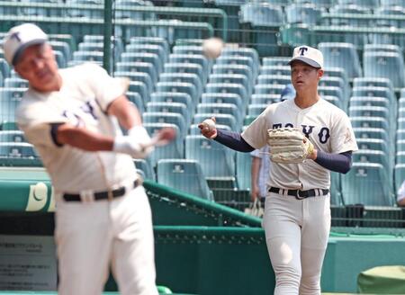 　ノックを受ける東洋大姫路・阪下漣。左は岡田龍生監督（撮影・中田匡峻）