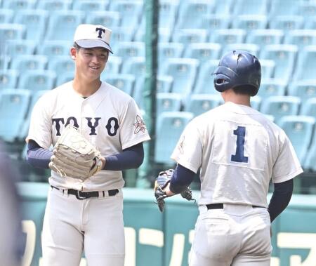 　木下鷹大（右）と言葉を交わす東洋大姫路・阪下漣（撮影・西田忠信）