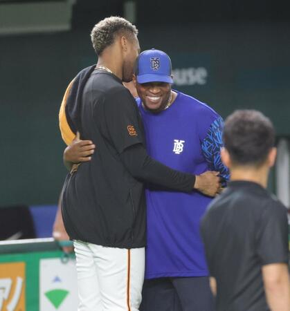 【写真】元中日助っ人が東京Ｄで熱い抱擁　４番とクローザーが再会で笑顔