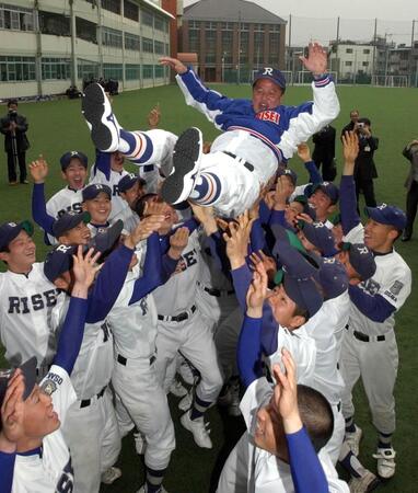 　センバツ初出場を決めた履正社ナインは岡田龍生監督（中央）を胴上げする＝２００６年