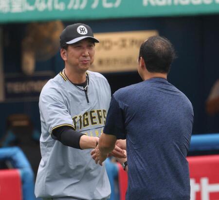 　青柳と握手をする藤川監督（撮影・佐々木彰尚）