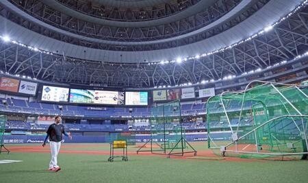 　チームの到着が遅れ一人でウオーミングアップを始める加藤貴（撮影・立川洋一郎）