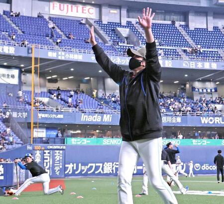 　待ちわびたスタンドのファンに応えて手を振る新庄監督（撮影・立川洋一郎）