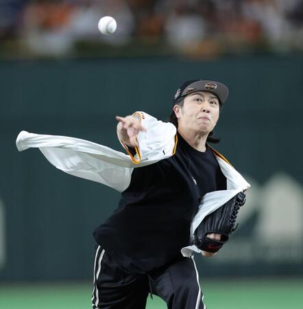巨人　歌舞伎俳優の始球式に首脳陣＆選手もビックリ　どストライクの直球にスタンド大歓声　ファンも「エグい球投げてて草」「クソいい球投げるやん」