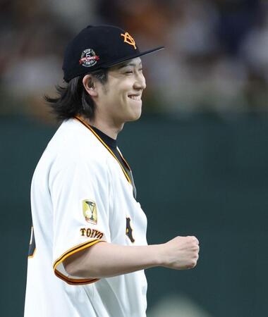 【写真】めっちゃエグい球投げるやん!尾上松也が貫禄のフォームで見事どストライク