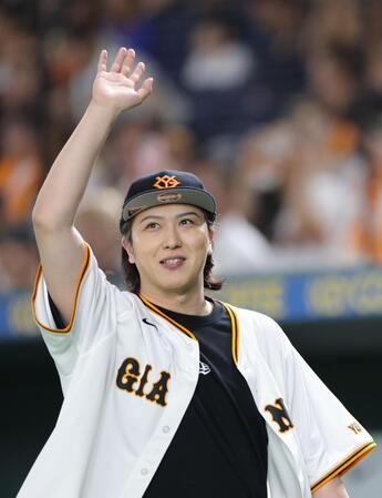 　スタンドに手を振る尾上松也（撮影・西岡正）