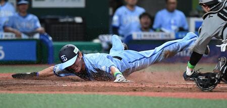 　３回、滝沢の遊ゴロで三走・源田が生還（記録は野選）＝撮影・佐藤厚