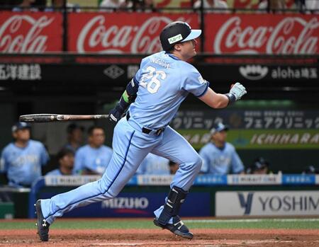 　２回、ネビンは左越えに２点適時二塁打を放つ（撮影・佐藤厚）