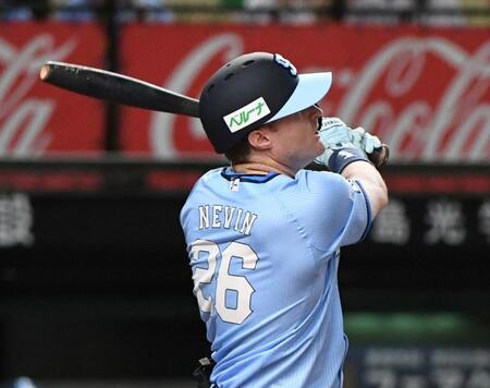 　１回、ネビンは左越えに１１号ソロを放つ（撮影・佐藤厚）