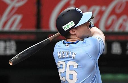 　１回、ネビンは左越えに１１号ソロを放つ（撮影・佐藤厚）