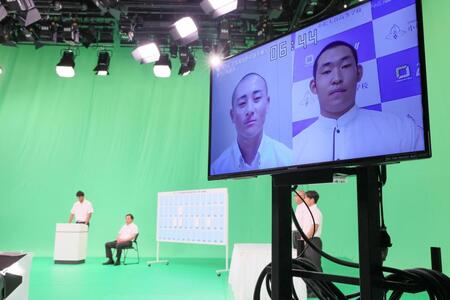 　開幕試合の組み合わせを決める抽選会で、対戦が決まった創成館の下川輝主将（画面左）と、小松大谷の田西称主将（代表撮影）