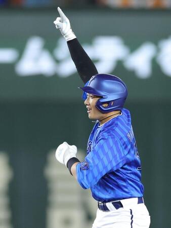 　５回、勝ち越し打を放ち、ベンチへ向かって手を上げる山本（撮影・西岡正）