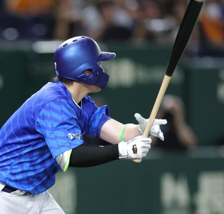 　５回、中前適時打を放つ佐野（撮影・西岡正）