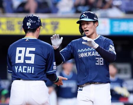 　２回、先制ソロを放って生還する石井（撮影・立川洋一郎）