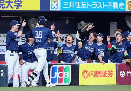 　２回、先制ソロを放った石井（３８）を出迎え祝福する日本ハムナイン（撮影・立川洋一郎）