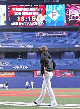 　練習開始時間から大幅に遅れて球場入りした新庄監督（撮影・立川洋一郎）