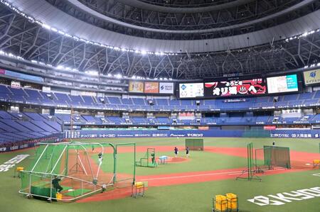 　日本ハムの到着が大幅に遅れ練習開始時間になってもがら空きのグラウンド（撮影・立川洋一郎）