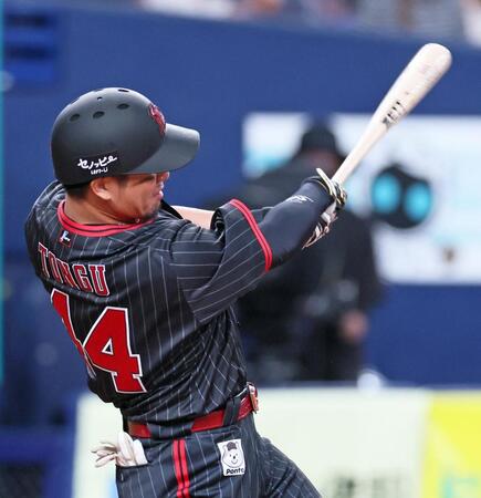　９回、左翼スタンドへ逆転サヨナラ３ランを放つ頓宮（撮影・立川洋一郎）