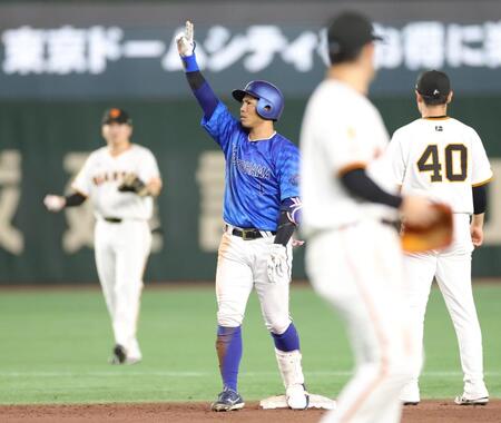 　５回、適時二塁打を放ち、ベンチへ向かって手を上げる桑原（撮影・西岡正）