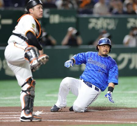 　２回、林の一ゴロ併殺で本塁アウトになる宮崎（撮影・西岡正）