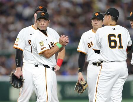 　５回、投手交代を告げ、マウンドで森田を待つ阿部監督（撮影・西岡正）