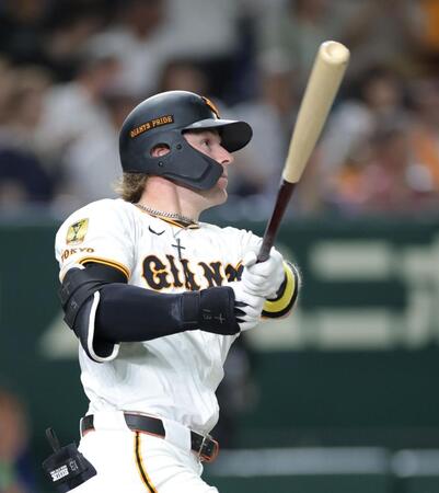 　２回、中越え二塁打を放つキャベッジ（撮影・西岡正）