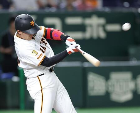 　２回、増田陸の中飛を桑原が落球。キャベッジが生還する（撮影・西岡正）