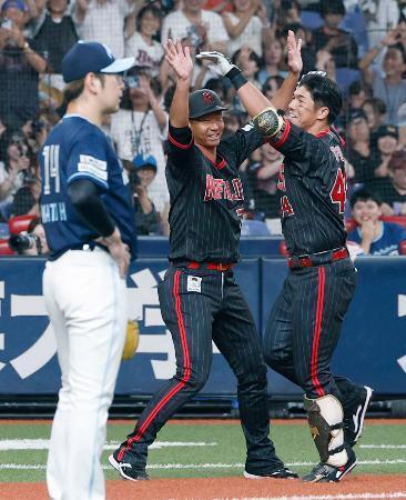 　９回、サヨナラ３ランを放ち喜ぶオリックス・頓宮（右）。左は日本ハム・加藤貴＝京セラドーム