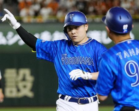 　５回、適時打を放ちポーズをとるＤｅＮＡ・佐野＝東京ドーム