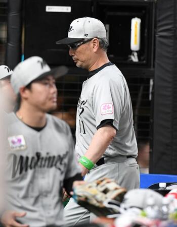 　６回表終了後、選手交代を告げベンチに戻る吉井監督（撮影・佐藤厚）
