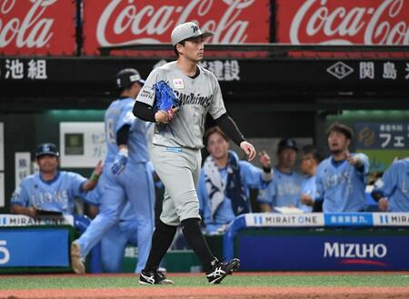 　２回、小島（中）は村田に右前適時打を打たれる（撮影・佐藤厚）