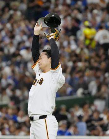 　５回、ＤｅＮＡ・山本に勝ち越しの二塁打を許し、汗をぬぐう巨人・山崎＝東京ドーム