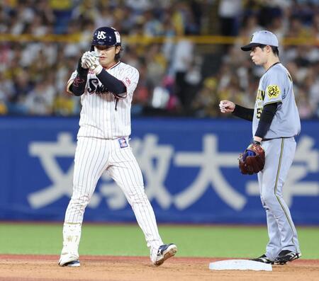 　３回、左翼線に二塁打を放ち喜ぶ長岡（撮影・佐々木彰尚）