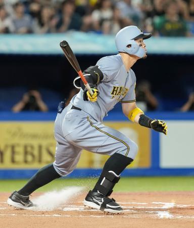 ヤ2-3神(1日) 佐藤輝が勝ち越し二塁打