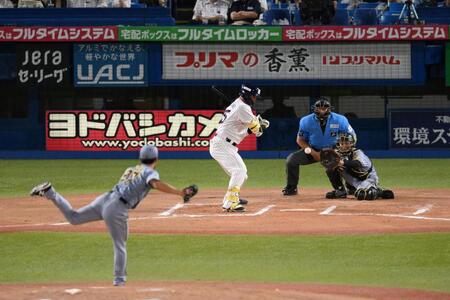 　６回、見逃し三振に倒れた村上（投手・伊藤将）＝撮影・堀内翔