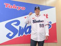 　入団会見で笑顔を見せる青柳（撮影・伊藤笙子）