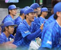 　西武に勝利し、ナインと共に立ち上がって勝利を喜ぶ藤浪