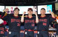 　ポーズを決める（左から）広岡、寺西、杉本（撮影・山口登）