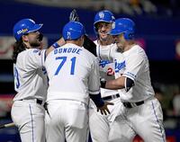 　９回、同点２ランを放ち、迎えられる細川（右）