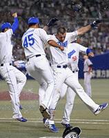 　１０回、サヨナラ犠飛を放ち祝福されるボスラー（右）