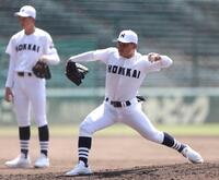 　酷暑対策のユニホームで投球練習をする北海・浅水（撮影・中田匡峻）