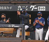 　９回、郡司の適時打に喜ぶ新庄監督（中央）＝撮影・中島達哉＝７月３１日