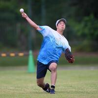 　キャッチボールする青柳（撮影・堀内翔）