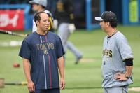 　藤川監督にあいさつする青柳（撮影・田中太一）