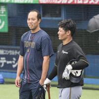 　坂本と話をする青柳（撮影・田中太一）