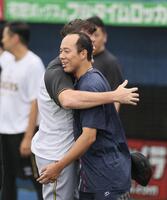 　ビーズリーと抱き合って再会を喜ぶ青柳（撮影・田中太一）