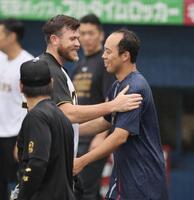 　ビーズリーと抱き合って再会を喜ぶ青柳（撮影・田中太一）