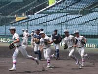 　練習に向け、駆け出す東洋大姫路ナイン（撮影・西田忠信）