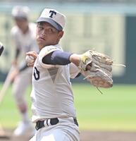 　キャッチボールする東洋大姫路・阪下漣（撮影・西田忠信）