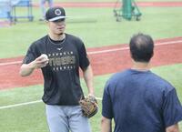 　青柳と話をする佐藤（撮影・田中太一）